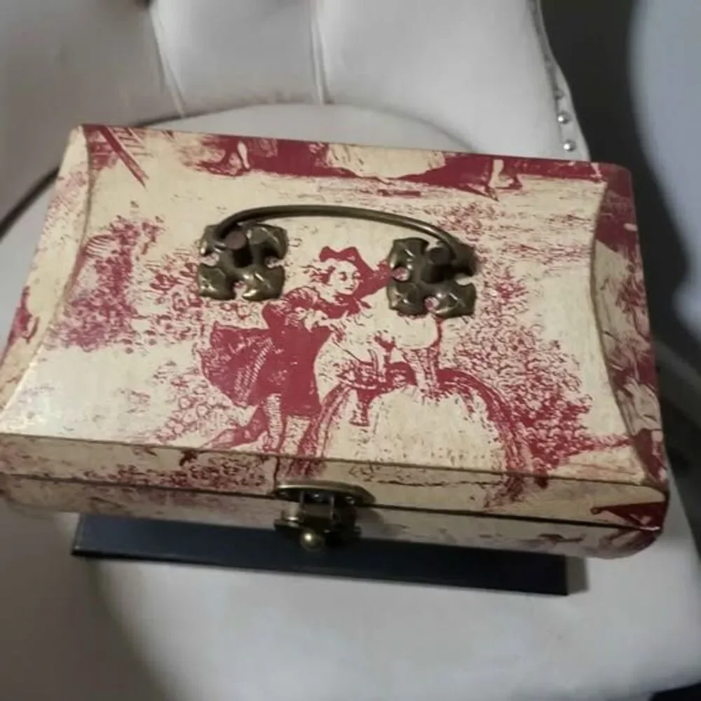 Vintage Decorative Wooden Keepsake Chest / Treasure Box